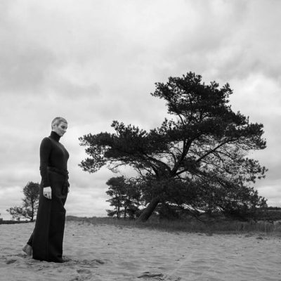 Anette Traberg Lind_vignet_hoej_web14 woman in black next to a tree